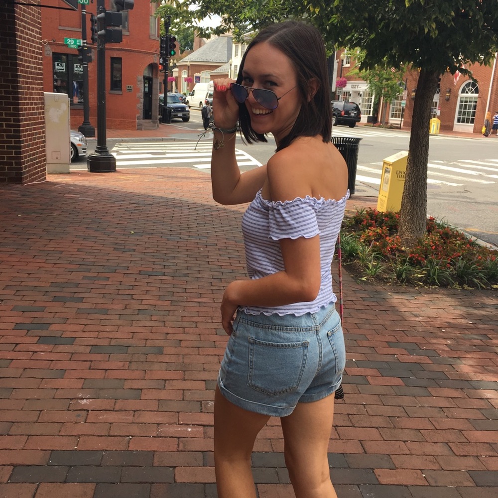 Brandy Melville shoulder ruffle top - Picture 3 of 3
